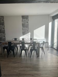 a dining room with a table and chairs at La lavandière in Gouvernes