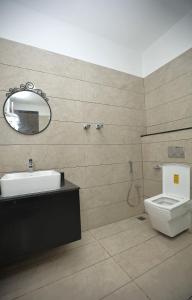 Koupelna v ubytování Le Prestige Residency + 28 fotografií