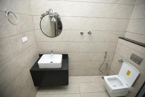 Koupelna v ubytování Le Prestige Residency