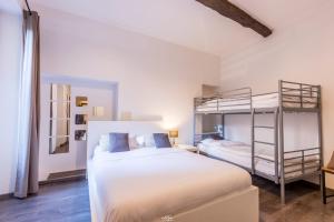 un dormitorio con una cama y una litera en Résidence St Vincent, en Collioure