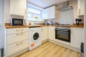 Dapur atau dapur kecil di Bay Tree Cottage Rhondda Valley By StayStaycations