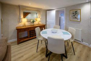 Ruang duduk di Bay Tree Cottage Rhondda Valley By StayStaycations