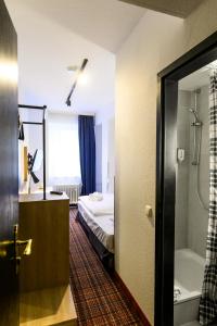Postel nebo postele na pokoji v ubytování Hotel Ambassador Essen