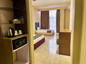 Kuchyň nebo kuchyňský kout v ubytování Aryana Queen Beach Resort
