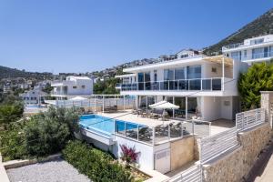 Kolam renang di atau dekat dengan Villa Lumiere 2 luxurious 4 bed Villa in Kiziltas Kalkan With sea views