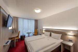 Postel nebo postele na pokoji v ubytování PANORAMA HOTEL in Neustadt an der Weinstraße