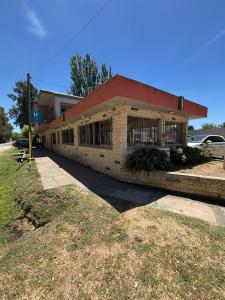 Salvador MaríaにあるHotel El pescadorの通り面の壁窓付きレンガ造り