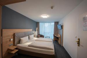 Postel nebo postele na pokoji v ubytování PANORAMA HOTEL in Neustadt an der Weinstraße