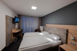 Postel nebo postele na pokoji v ubytování PANORAMA HOTEL in Neustadt an der Weinstraße