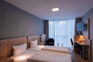 Postel nebo postele na pokoji v ubytování PANORAMA HOTEL in Neustadt an der Weinstraße