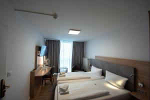 Postel nebo postele na pokoji v ubytování PANORAMA HOTEL in Neustadt an der Weinstraße