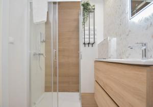 een badkamer met een douche en een wastafel bij Home4u San Ambrosio in Granada +146 foto's