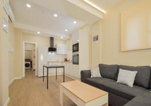 een woonkamer met een bank en een tafel bij Home4u San Ambrosio in Granada