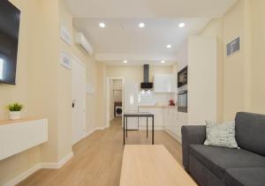 een woonkamer met een bank en een tafel bij Home4u San Ambrosio in Granada