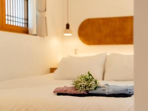 Giường trong phòng chung tại Hanok Stay Yeoyeo