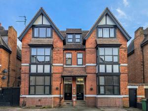 un ancien bâtiment en briques avec des fenêtres dans l'établissement RUBY Delightful Suite Moseley Mews, Birmingham By STAE-Homes, à Birmingham