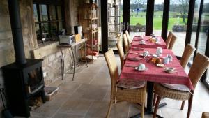 stół z czerwoną ścierką i kuchenką w obiekcie Green Bank Farmhouse w mieście Lancaster