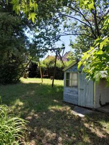 Vonkajšia záhrada v ubytovaní Chaleureuse longère familiale 3 étoiles