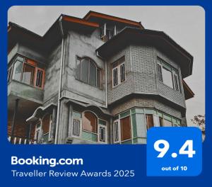 una foto di una casa con le parole "Premi per la recensione di viaggio" di Luminaire Homestay a Srinagar
