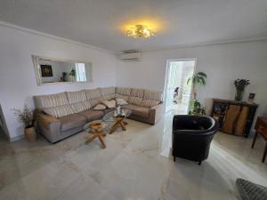 Posedenie v ubytovaní Gorgeous and uniq 4-Bed Villa by medittranean sea
