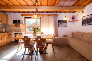 Kuchyň nebo kuchyňský kout v ubytování Apartma in Bungalov Jezerci