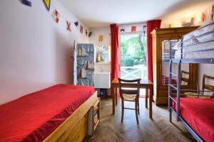 una camera da letto con un letto, una scrivania e un tavolo di Villa Surprise ad Arcachon