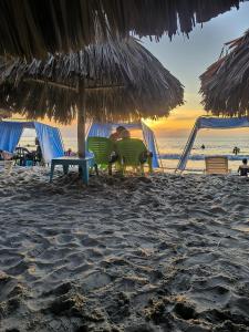 ネコクリにあるCasa Hotel Mar y Brisa Beachの2名用の芝生の椅子