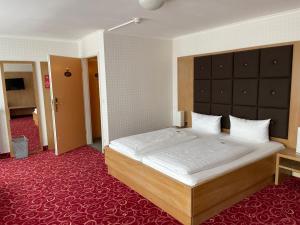 Postel nebo postele na pokoji v ubytování PANORAMA HOTEL in Neustadt an der Weinstraße