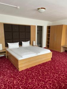 Postel nebo postele na pokoji v ubytování PANORAMA HOTEL in Neustadt an der Weinstraße