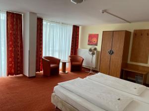Postel nebo postele na pokoji v ubytování PANORAMA HOTEL in Neustadt an der Weinstraße