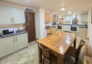 Η κουζίνα ή μικρή κουζίνα στο Hollybank - ensuite room & use of large shared kitchen