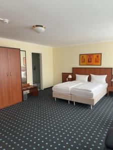 Postel nebo postele na pokoji v ubytování PANORAMA HOTEL in Neustadt an der Weinstraße