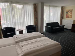 Postel nebo postele na pokoji v ubytování PANORAMA HOTEL in Neustadt an der Weinstraße