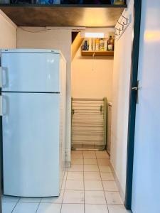 Kuchyň nebo kuchyňský kout v ubytování Le petit paradis