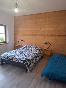 a bedroom with a bed and two lamps in it at gîte l'œuf ou la poule, parking privé, sur domaine viticole in Ribeauvillé