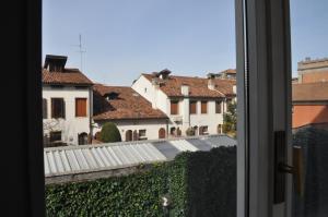 einen Blick aus dem Fenster einer Stadt in der Unterkunft Hotel Igea in Padua