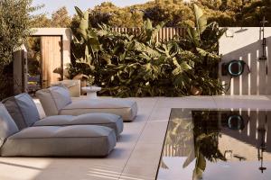 Ruang duduk di Seaside Pool Villa +40 gambar