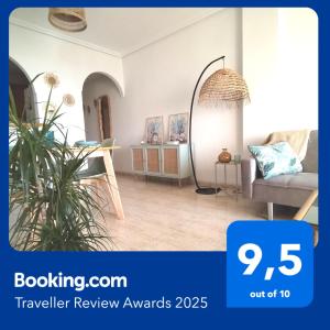 a living room with a couch and a plant at Mira al Mar y Tabarca en urbanización Santa Pola in Santa Pola