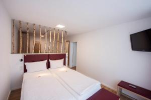 Postel nebo postele na pokoji v ubytování PANORAMA HOTEL in Neustadt an der Weinstraße