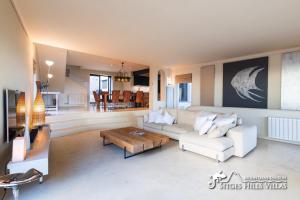 Posezení v ubytování Stunning Villa Ibizenca with private pool in Sitges