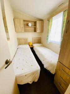 Voodi või voodid majutusasutuse GWENNAP RETREAT - 3 bedroom self catering caravan close to Porth beach toas +46 fotot