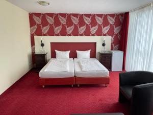 Postel nebo postele na pokoji v ubytování PANORAMA HOTEL in Neustadt an der Weinstraße