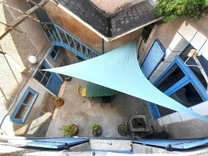eine Draufsicht auf ein Gebäude mit einer grünen Markise in der Unterkunft Belle Maison 8 pers Vatan centre in Vatan