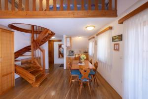 Fotografie z fotogalerie ubytování Apartma in Bungalov Jezerci v destinaci Gozd Martuljek