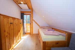 Postel nebo postele na pokoji v ubytování Apartma in Bungalov Jezerci