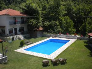ein Swimmingpool in einem Garten neben einem Haus in der Unterkunft Agrampeli in Méga Khoríon