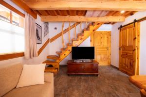 TV a/nebo společenská místnost v ubytování Apartma in Bungalov Jezerci