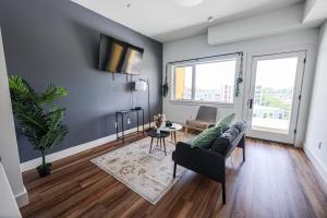 een woonkamer met een bank en een tafel bij StudioAprt QueenBed,WiFi,WD,Parking,Gym in Philadelphia