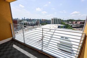 een balkon met uitzicht op een stad bij StudioAprt QueenBed,WiFi,WD,Parking,Gym in Philadelphia
