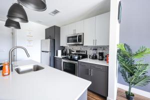 een keuken met apparatuur in zwart en wit en een wastafel bij StudioAprt QueenBed,WiFi,WD,Parking,Gym in Philadelphia